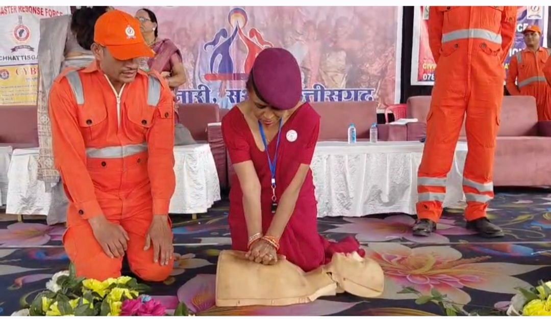 महिला आरक्षक दल को खुर्सीपार में प्रशिक्षण देते पुलिस अधिकारी