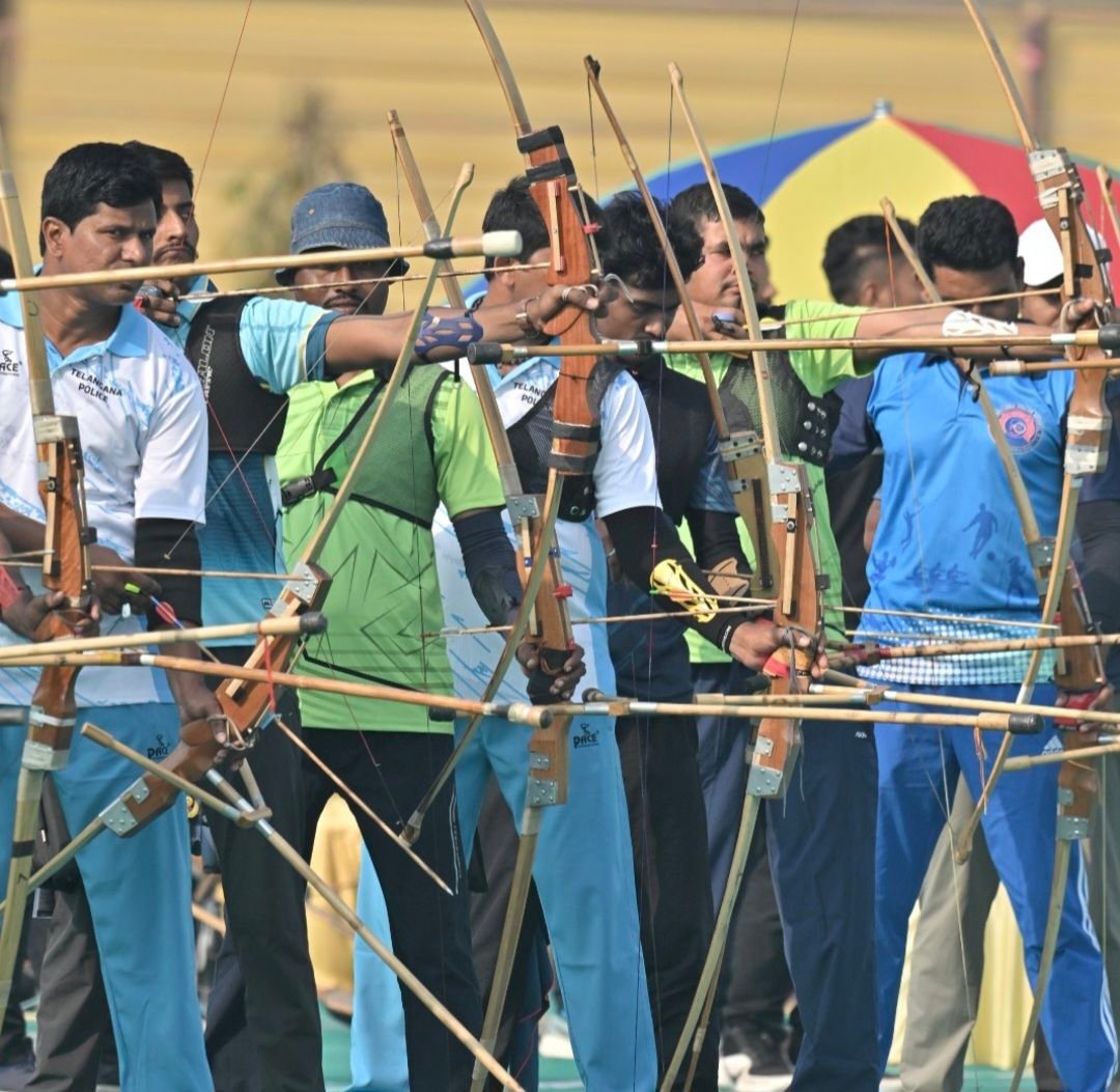 भिलाई में पुलिस तीरंदाजी प्रतियोगिता के दौरान निशाना लगाते खिलाड़ी