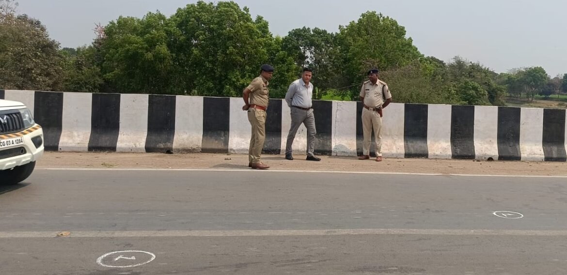 जामगांव क्षेत्र में सड़क दुर्घटना संभावित स्थानों का निरीक्षण करते हुए दुर्ग एसएसपी और पुलिस अधिकारी।