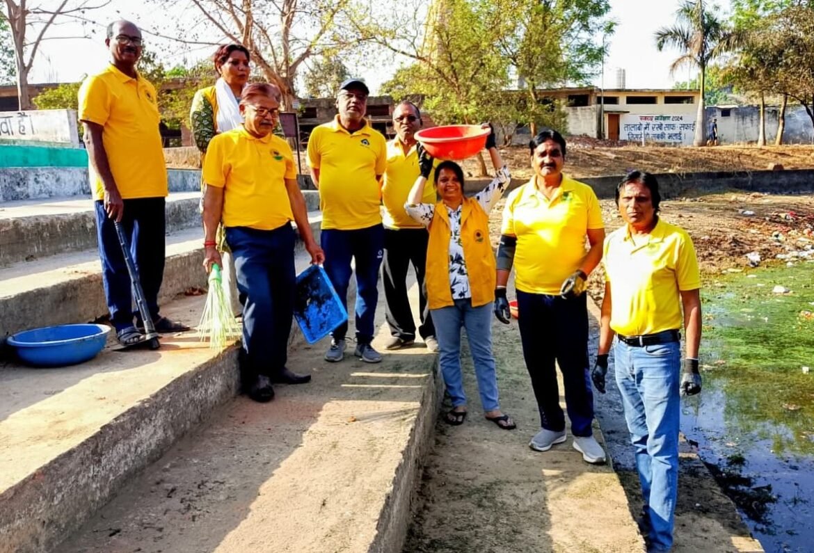 हुडको तालाब में स्वच्छता अभियान करती स्वच्छ धरा वेलफेयर समिति की टीम