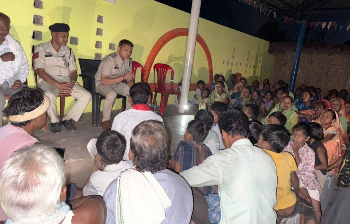 अम्लीभौना गांव में नशा मुक्ति जागरूकता रैली में शामिल ग्रामीण और पुलिस टीम
