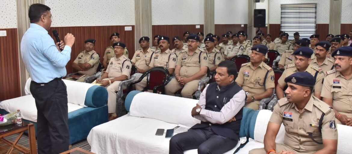 दुर्ग में एनडीपीएस एक्ट पर आयोजित प्रशिक्षण कार्यक्रम में शामिल पुलिस अधिकारी