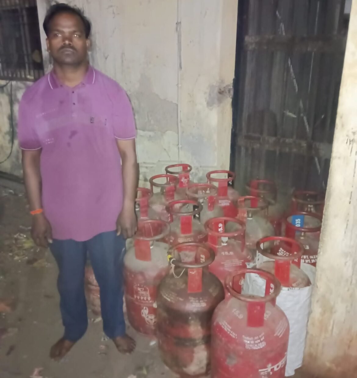पुलिस द्वारा जब्त किए गए घरेलू गैस सिलेंडर