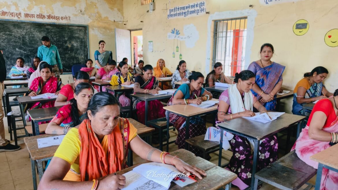 दुर्ग में उल्लास साक्षरता परीक्षा देते शिक्षार्थी