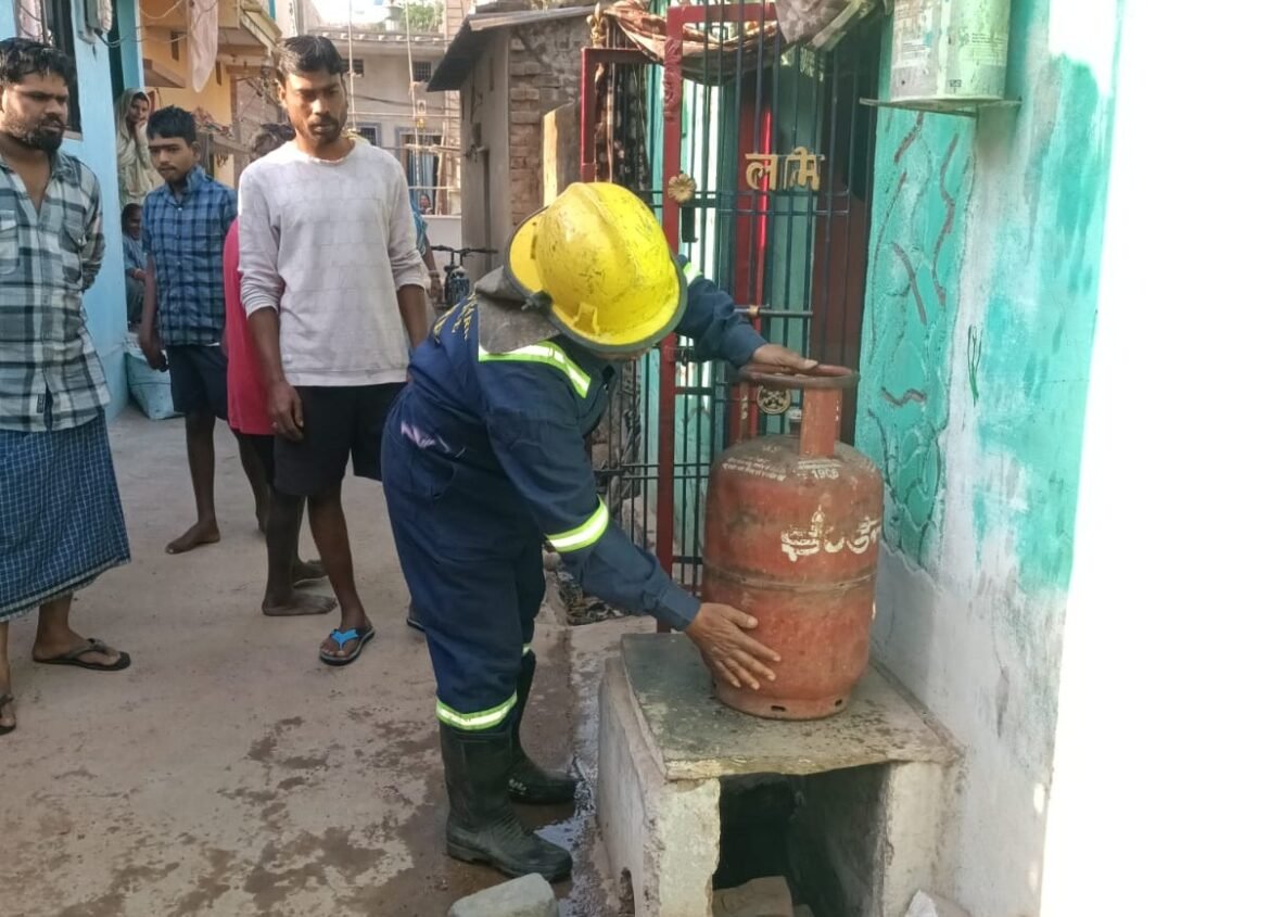 छावनी दुर्ग में घर के अंदर LPG सिलेंडर में लगी आग को बुझाते अग्निशमन कर्मी।