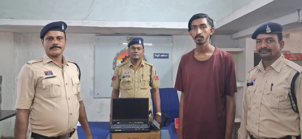 भिलाई में चोरी के मामले में बरामद लैपटॉप के साथ पुलिस