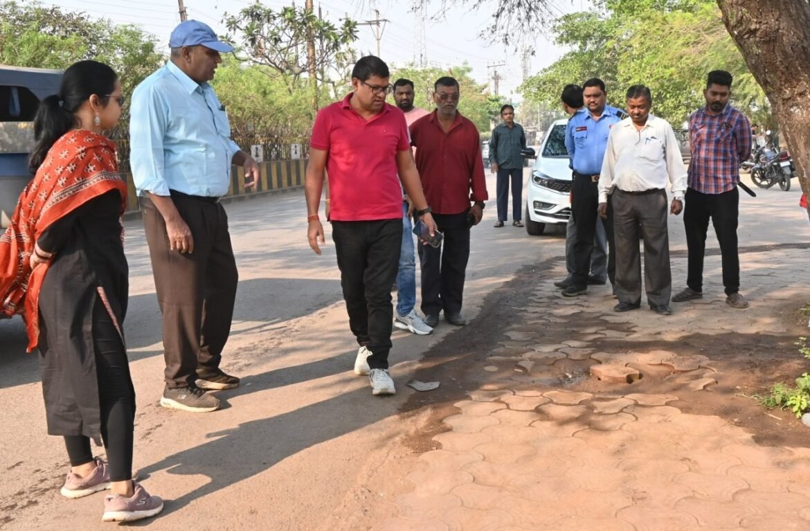 भिलाई में आयुक्त द्वारा पेवर ब्लॉक, सड़क और तालाब सफाई कार्य का निरीक्षण
