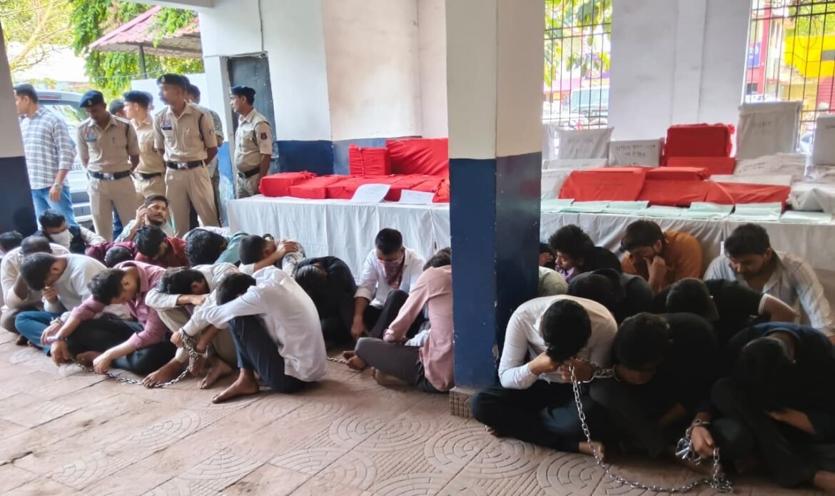 रायपुर में पुलिस द्वारा पकड़ा गया साइबर ठगी कॉल सेंटर और जब्त इलेक्ट्रॉनिक सामान