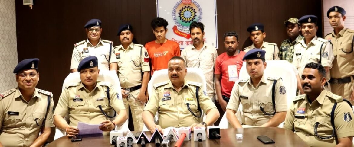 रानीदहरा जलप्रपात केस में गिरफ्तार आरोपी को पुलिस हिरासत में ले जाते हुए