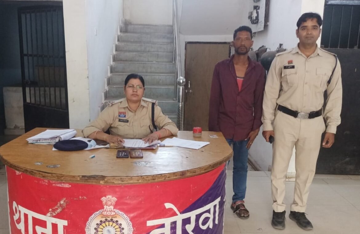 रेलवे स्टेशन पर मोबाइल चोरी के आरोपी को पकड़ती पुलिस