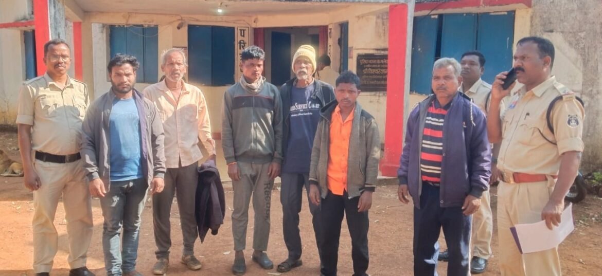 जंगल में बिछाए गए करंट तार की जांच करती पुलिस टीम