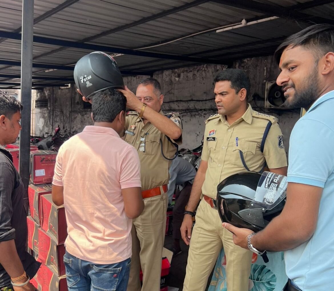 खरसिया पुलिस द्वारा हेलमेट वितरण करते हुए सड़क सुरक्षा अभियान