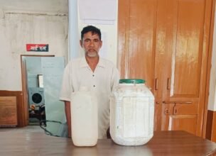 कोनी पुलिस द्वारा अवैध महुआ शराब जब्त करते हुए