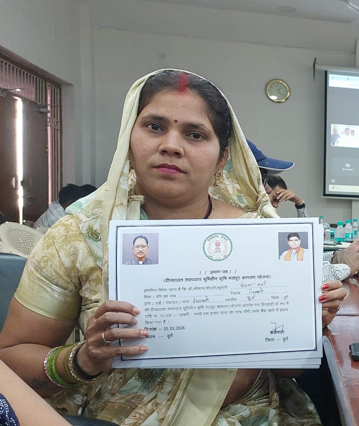 गरीब परिवार की महिला को सरकारी योजना से आर्थिक सहायता मिलते हुए