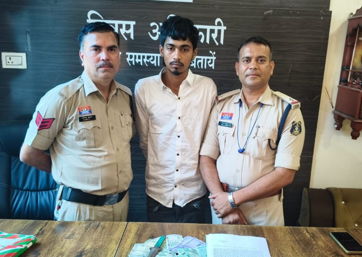 सरकंडा पुलिस द्वारा गिरफ्तार आरोपी और बरामद चाकू व नकदी की तस्वीर