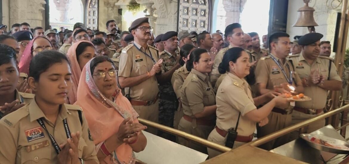 माँ बम्लेश्वरी मंदिर में आरती करते राजनांदगांव पुलिसकर्मी