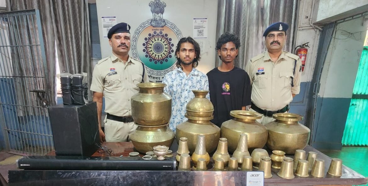 भिलाई में चोरी का खुलासा करते पुलिस अधिकारी और बरामद सामान
