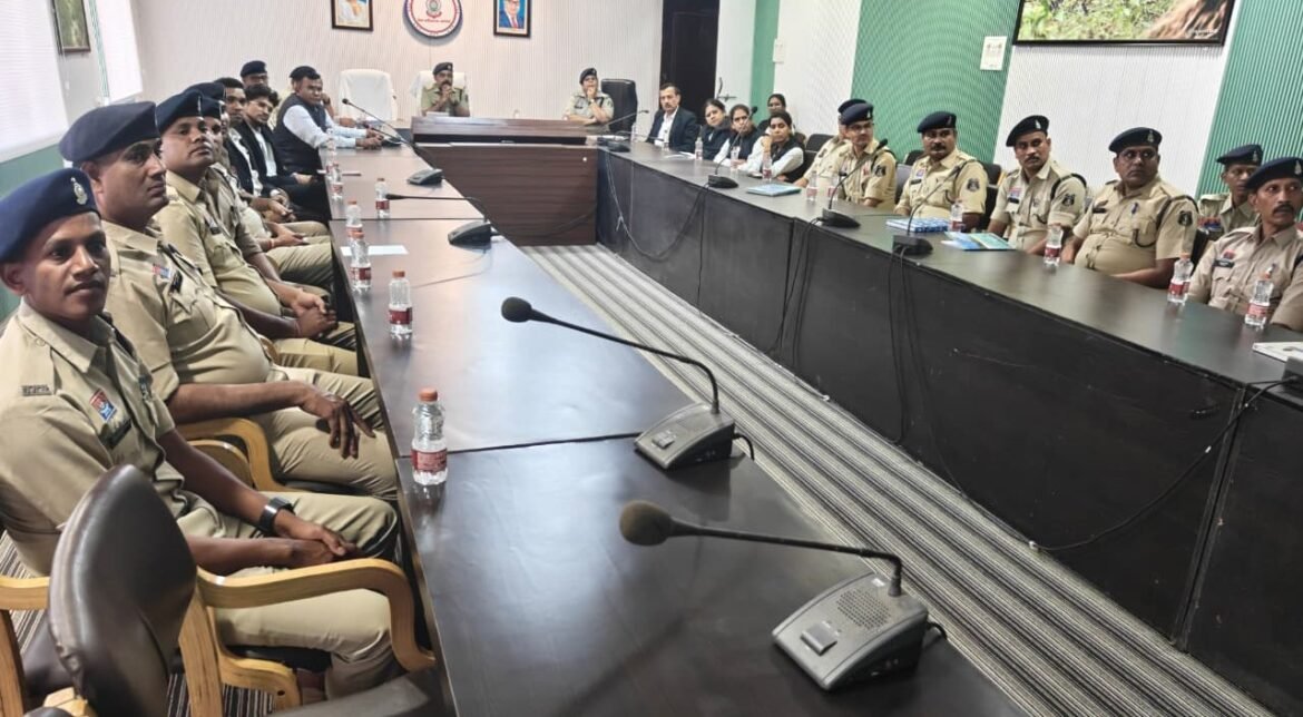 बलौदाबाजार पुलिस कार्यालय में ई-साक्ष्य और ई-समंस पर आयोजित प्रशिक्षण कार्यक्रम का दृश्य