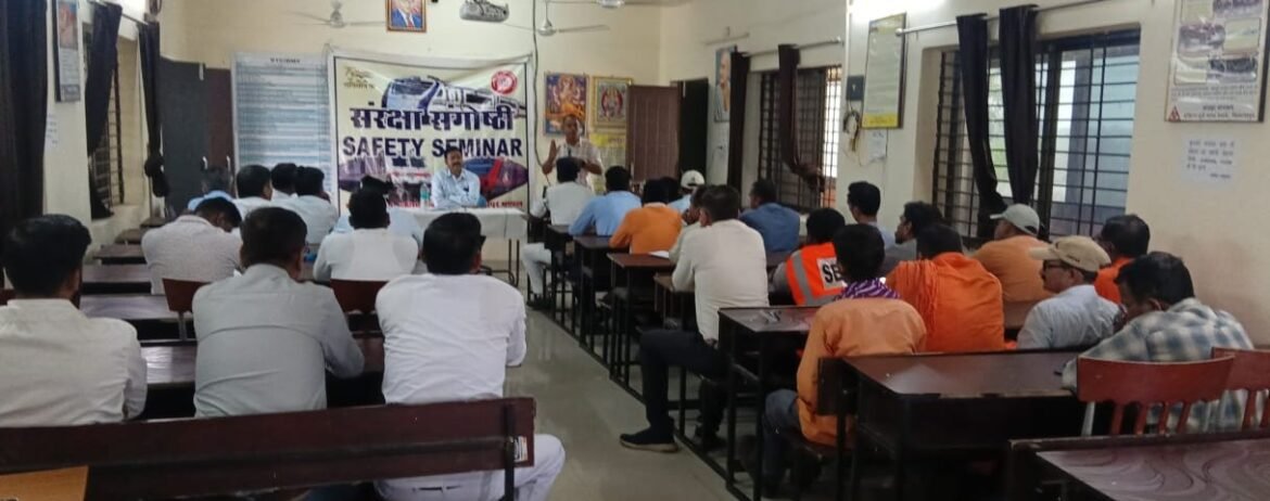 रायपुर रेल मंडल में आयोजित संरक्षा संगोष्ठी में प्रशिक्षण लेते कर्मचारी