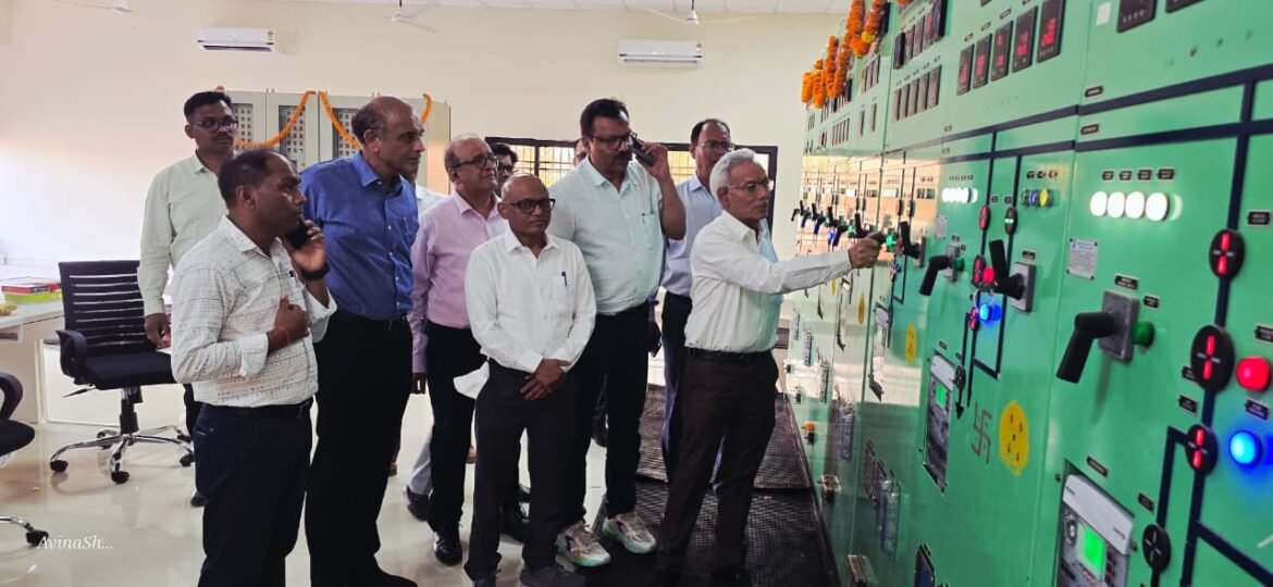 दुर्ग जिले में नए 132 केवी सब-स्टेशन का उद्घाटन करते अधिकारी