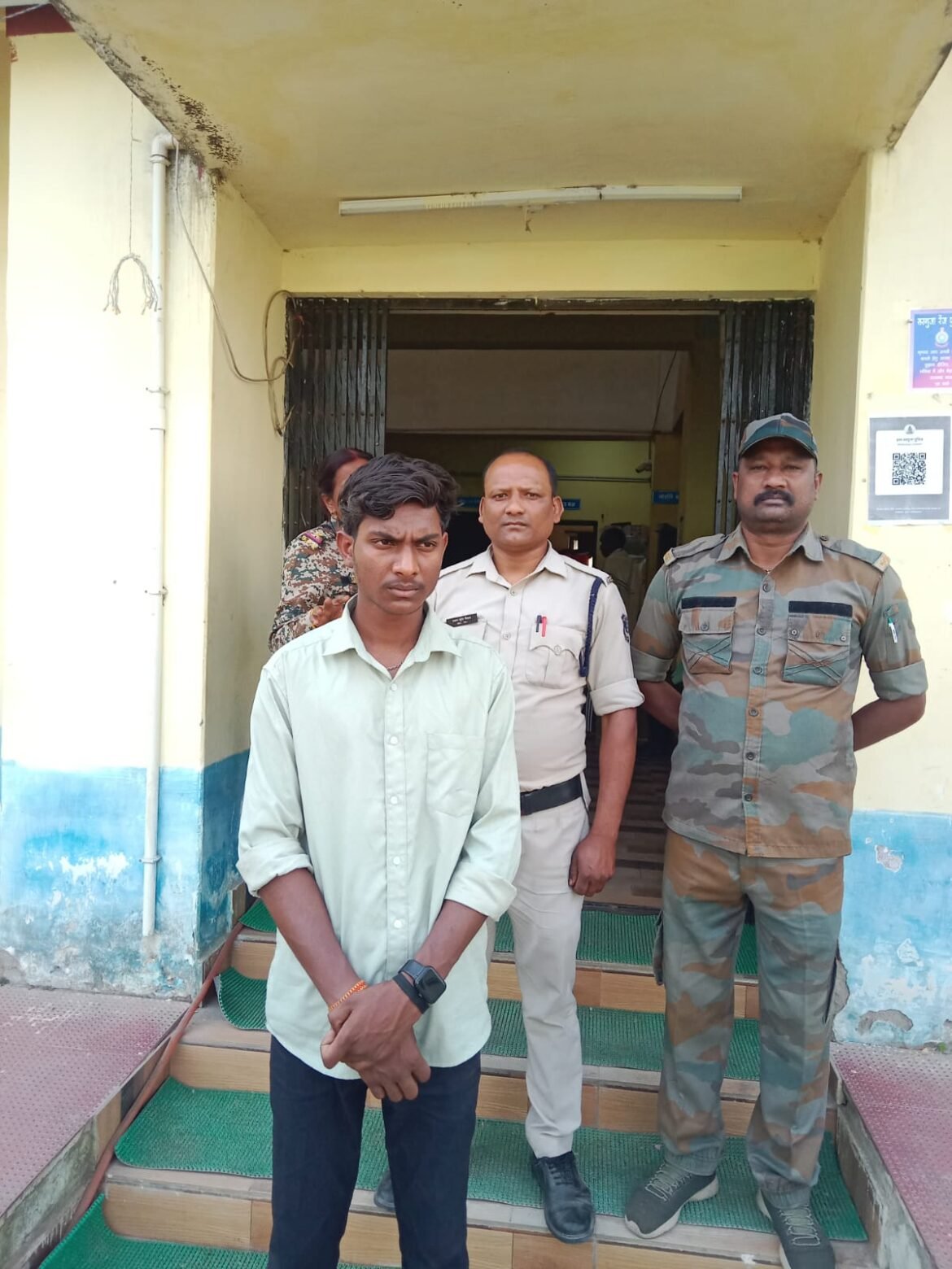 लखनपुर पुलिस द्वारा दुष्कर्म आरोपी को गिरफ्तार करते हुए दृश्य