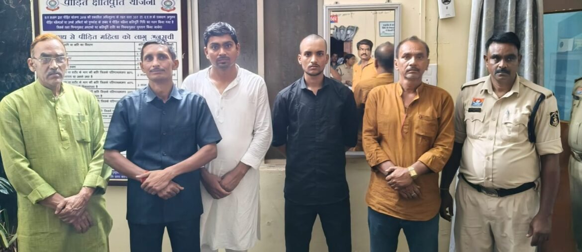 पुलिस टीम द्वारा लापता छात्र को सुरक्षित बरामद करते हुए