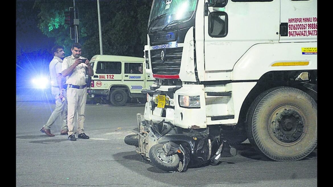 धमधा क्षेत्र में ट्रक और बाइक की टक्कर के बाद का दृश्य, पुलिस जांच करती हुई