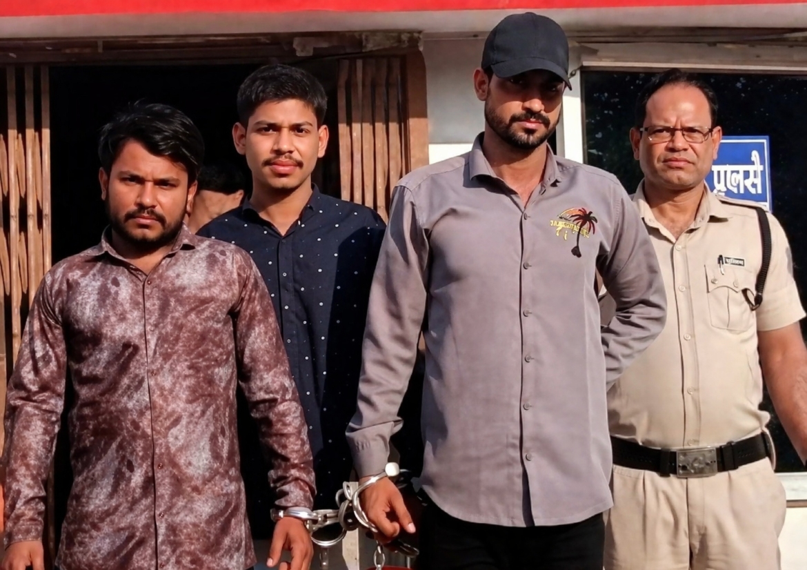 महादेव घाट रायपुर में जली हुई कारें और जांच करती पुलिस टीम