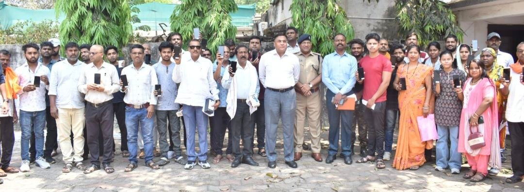 दुर्ग पुलिस द्वारा बरामद किए गए मोबाइल फोन मालिकों को लौटाते हुए दृश्य