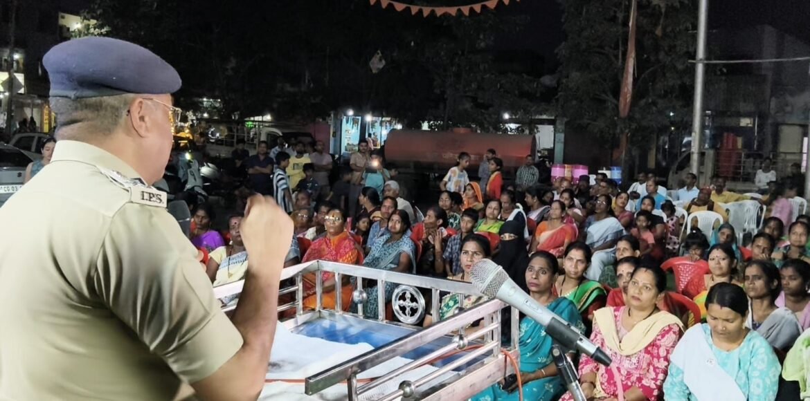 भिलाई में पुलिस जन मित्र योजना के तहत नागरिकों को सुरक्षा संबंधी जानकारी देते पुलिस अधिकारी