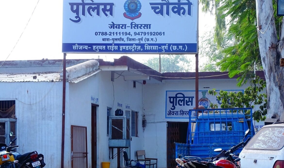 भिलाई के करहीडीह क्षेत्र में मजदूर की हत्या के बाद जांच करती पुलिस