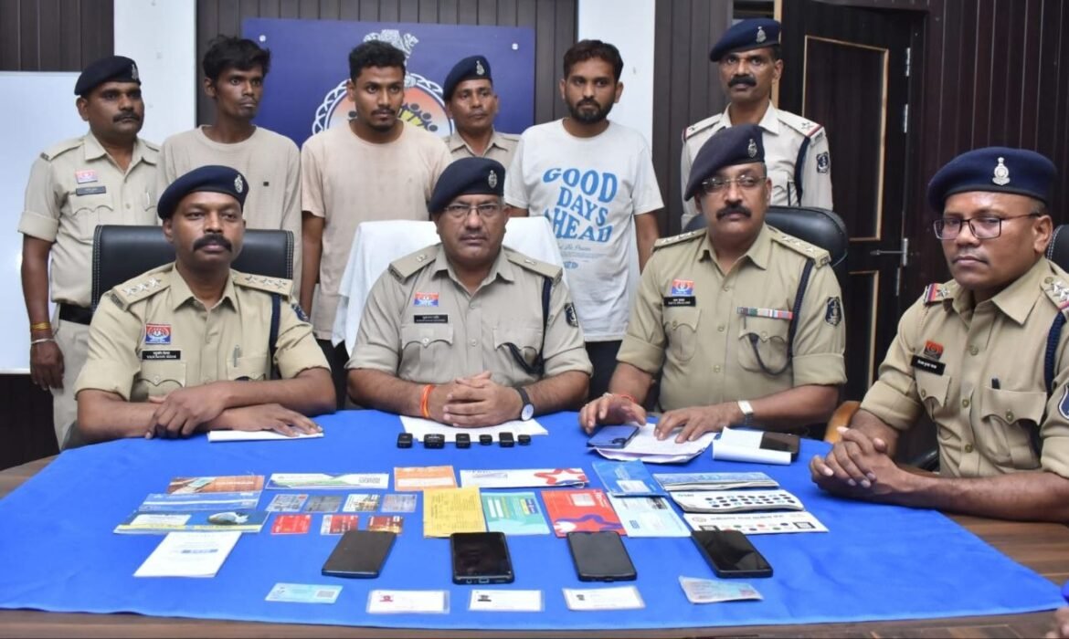 सुपेला पुलिस द्वारा गिरफ्तार म्यूल अकाउंट गिरोह के आरोपी और बरामद पासबुक, एटीएम कार्ड व दस्तावेज।