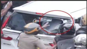 CPI समर्थकों ने अफसरों की गाड़ी का रियर मिरर उखाड़ दिया। हेडलाइट भी फोड़ दी।