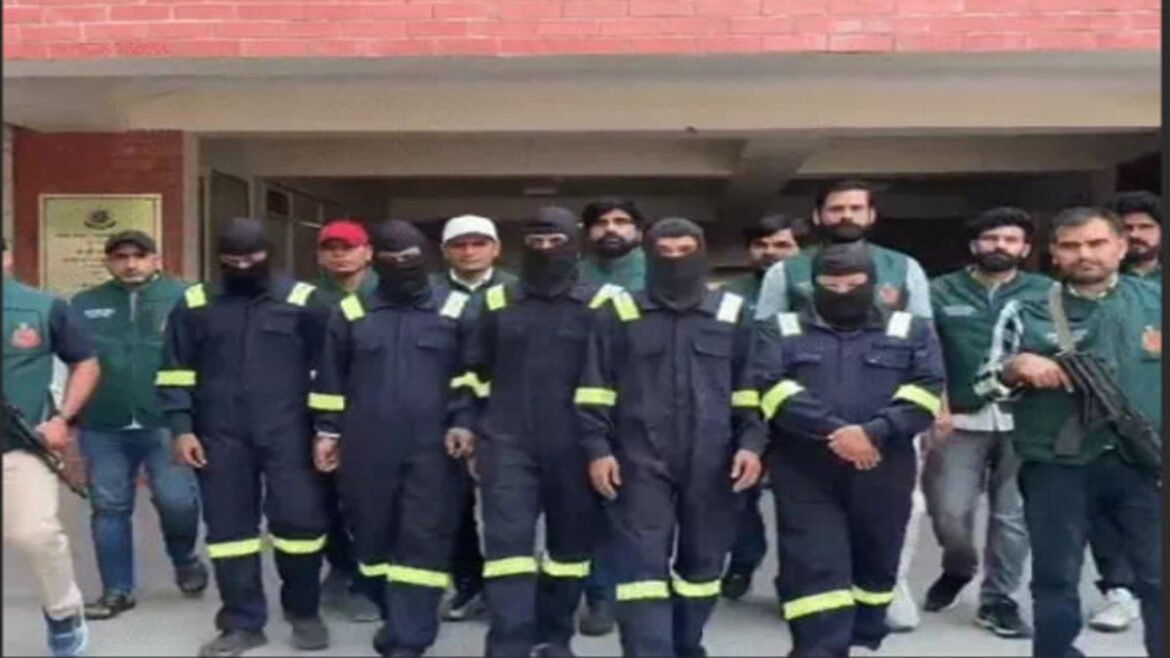 दिल्ली पुलिस की स्पेशल सेल ने कथित आतंकी साजिश का खुलासा करते हुए 9 संदिग्धों को गिरफ्तार किया।