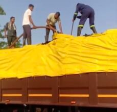 कुम्हारी टोल टैक्स के पास कोयले से भरी ट्रक में लगी आग बुझाते दुर्ग अग्निशमन दल के जवान।
