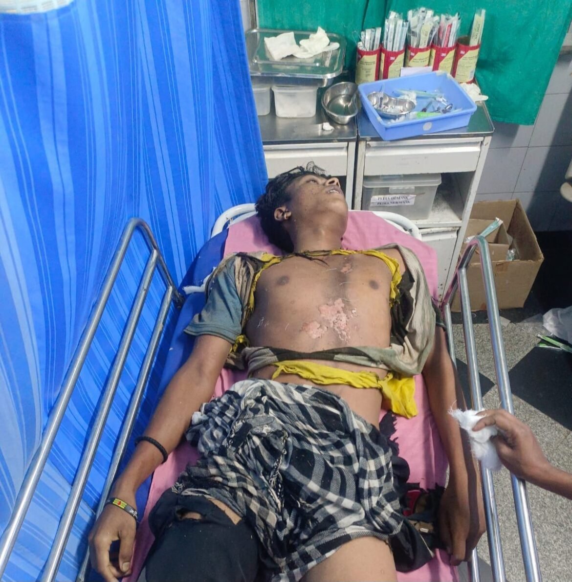 भिलाई के मैदान में बिजली गिरने की घटना के बाद पुलिस जांच करती हुई