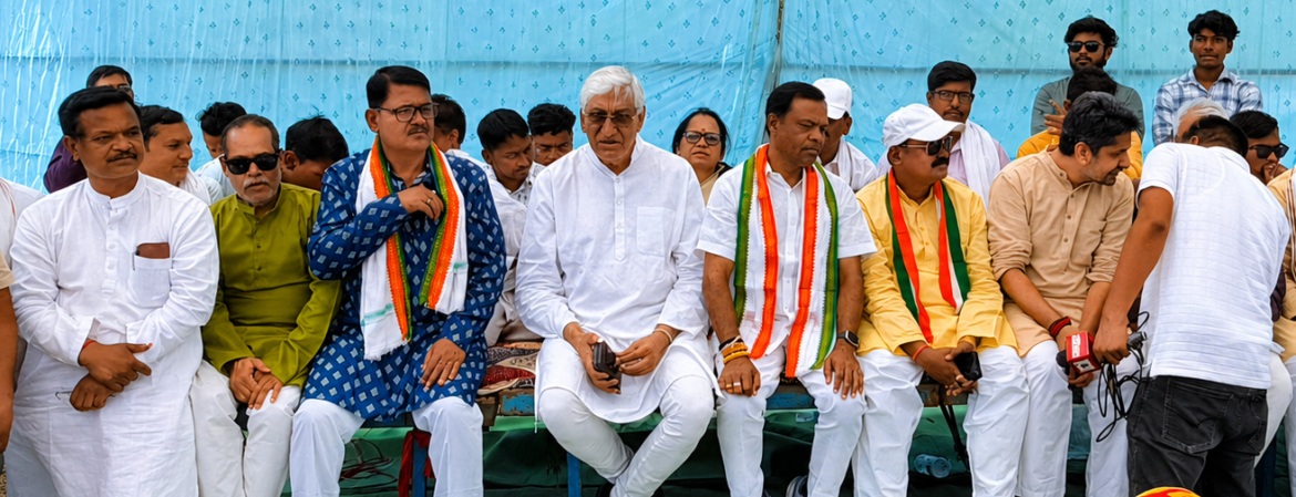 विश्रामपुर थाना के सामने धरने पर बैठे टीएस सिंह देव और दीपक बैज