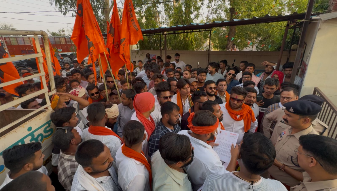 दुर्ग में फेक मैरिज इवेंट के विरोध में हिंदू संगठनों का प्रदर्शन और पुलिस कार्रवाई