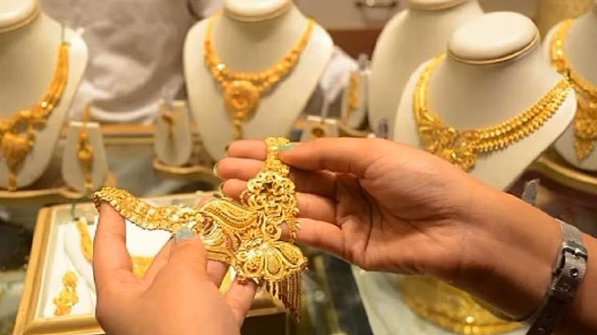 सोना 11 दिन में 11 हजार हुआ सस्ता, रिकॉर्ड ऊंचाई के बाद गिरने लगा दाम