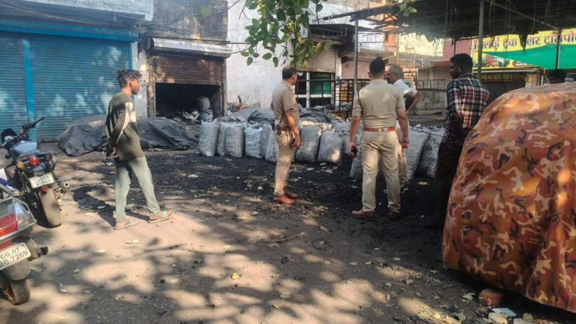 भिलाई स्टील प्लांट से कथित कोक चोरी मामले में खुर्सीपार स्थित कोयला भंडारण स्थल पर पुलिस जांच