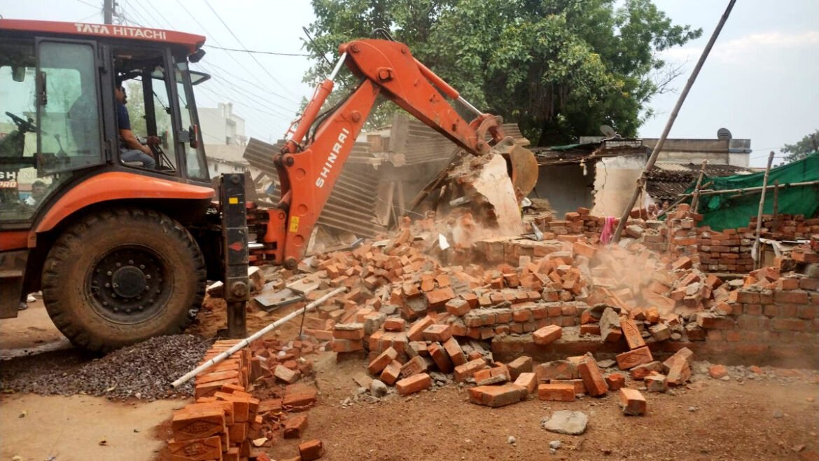 दुर्ग में चला अतिक्रमण पर बुलडोजर, रेलवे लाइन के किनारे चार अवैध दुकानों को ढहाया