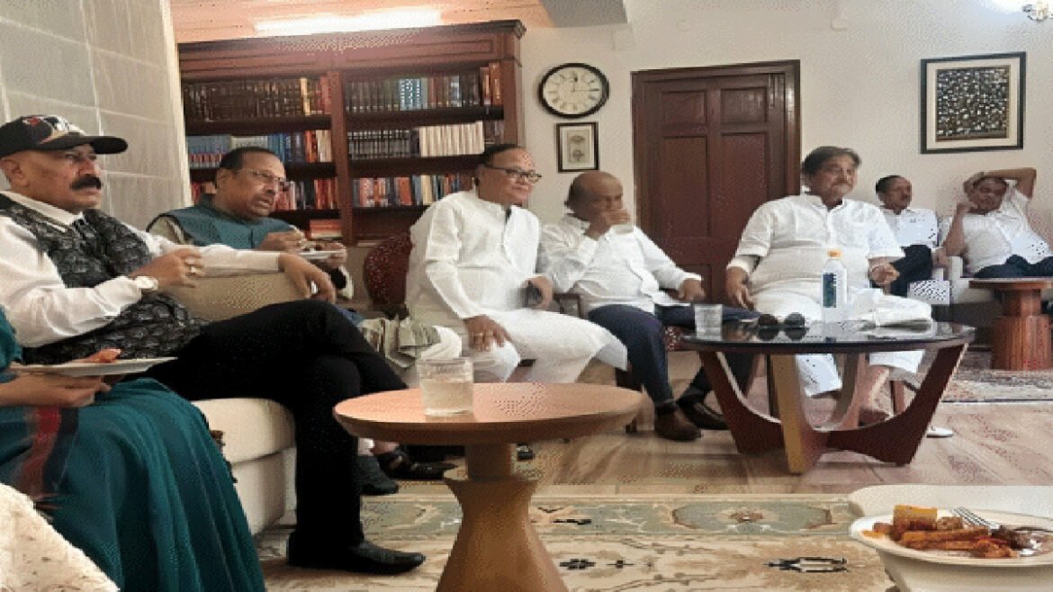 ममता बनर्जी को बड़ा झटका, 20 सांसदों ने छोड़ा TMC, NDA को दिया समर्थन