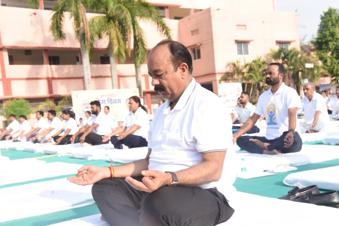 दुर्ग में डिप्टी CM साव ने किया योगा, सांसद बोले-पीएम ने दिलाई वैश्विक प्रतिष्ठा