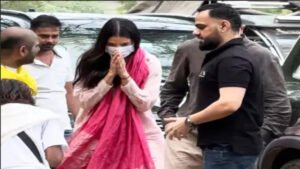 IPL ट्रॉफी जीतने के बाद विराट-अनुष्का पहुंचे वृंदावन, संत प्रेमानंद महाराज से लिया आशीर्वाद