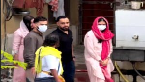 IPL ट्रॉफी जीतने के बाद विराट-अनुष्का पहुंचे वृंदावन, संत प्रेमानंद महाराज से लिया आशीर्वाद