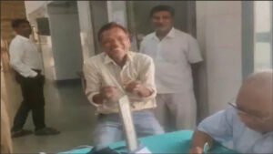 छत्तीसगढ़ में सरकारी अस्पताल के डॉक्टर का शराब के नशे में हाई वोल्टेज ड्रामा