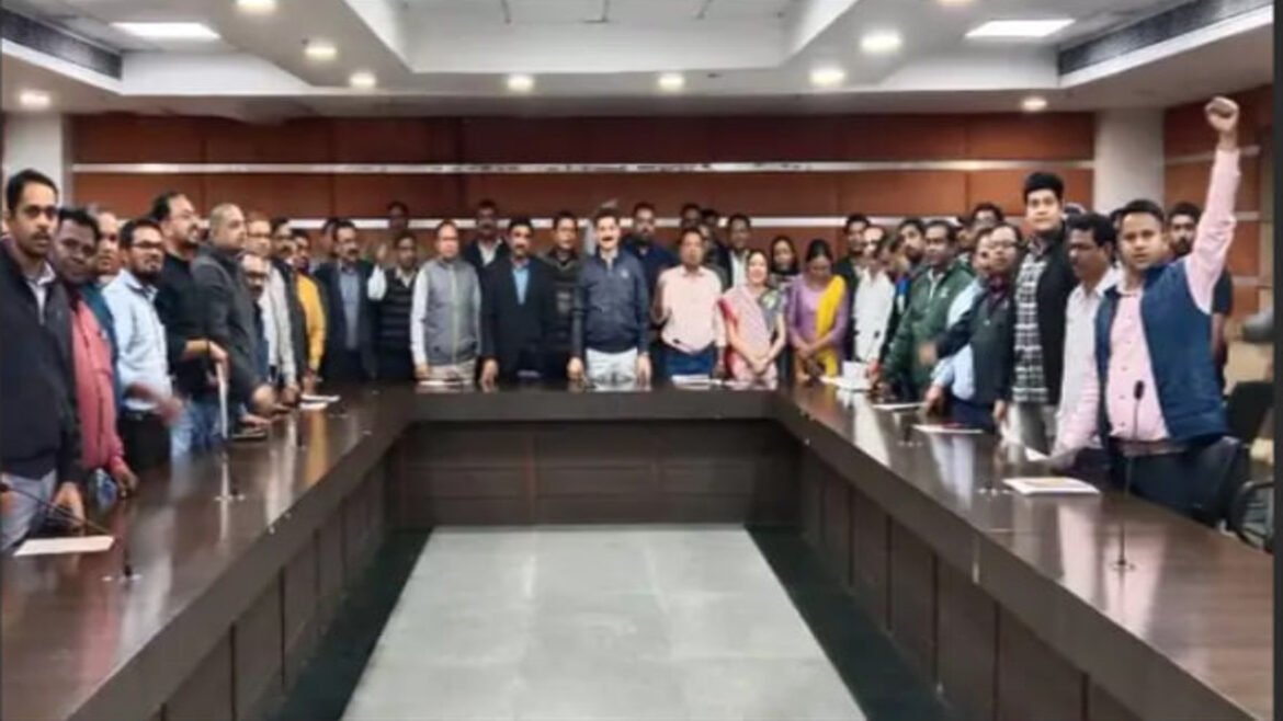 छत्तीसगढ़ में मंत्री, नेताओं के व्यवहार से खफा हुए अधिकारी-कर्मचारी, बोले-सार्वजनिक अपमान बर्दाश्त नहीं