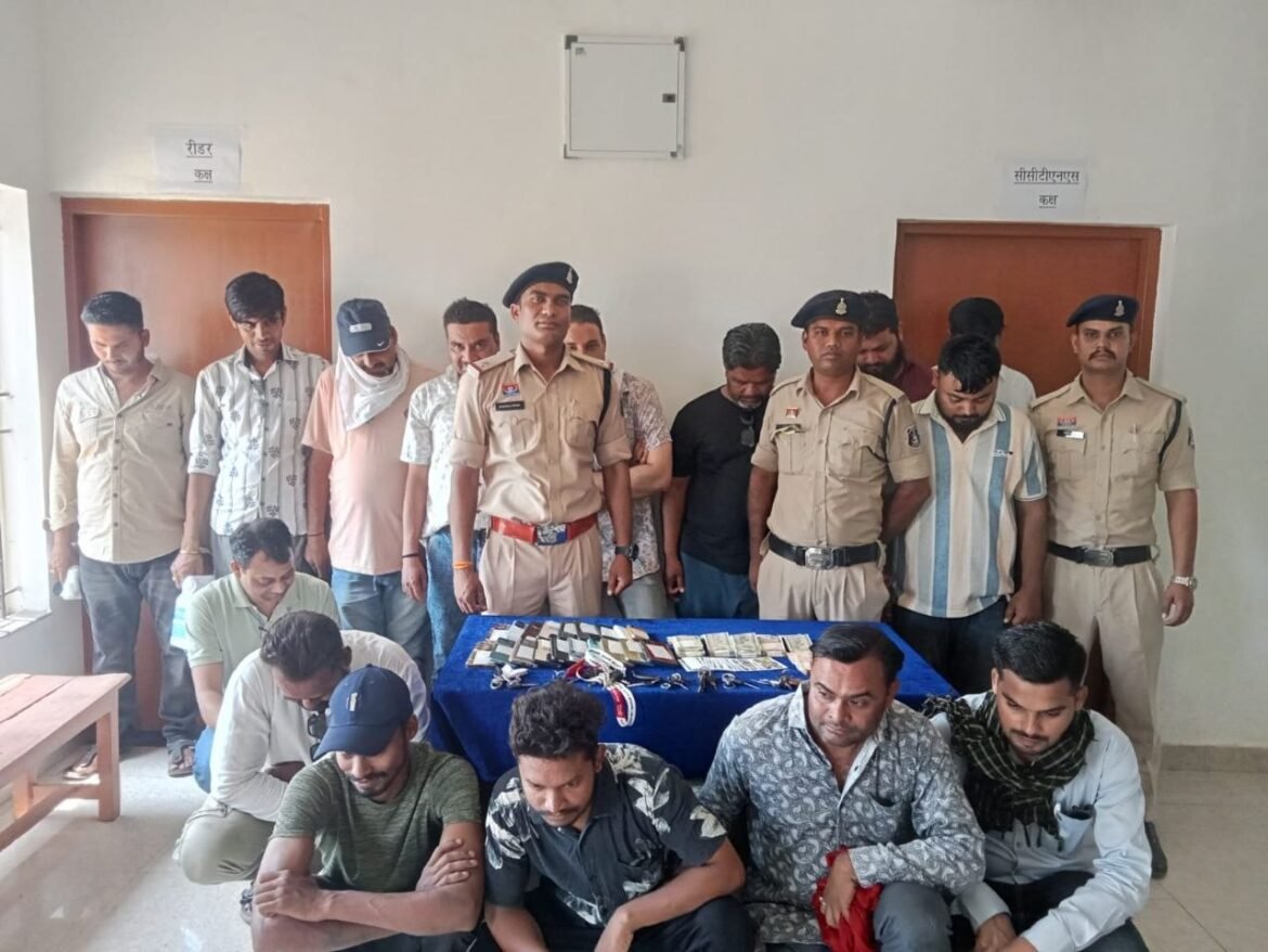दुर्ग में मंकी रिजॉर्ट के पीछे पुलिस का छापा, जुआ खेलते 15 आरोपी गिरफ्तार
