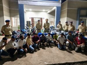 दुर्ग में मंकी रिजॉर्ट के पीछे पुलिस का छापा, जुआ खेलते 15 आरोपी गिरफ्तार