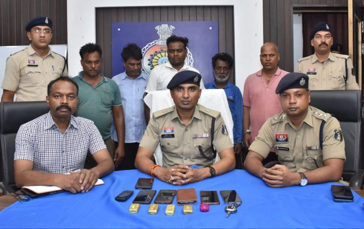 जमीन में गड़ा खजाना मिलने की कहानी बताकर लोगों को थमाया नकली सोना, 5 आरोपी गिरफ्तार